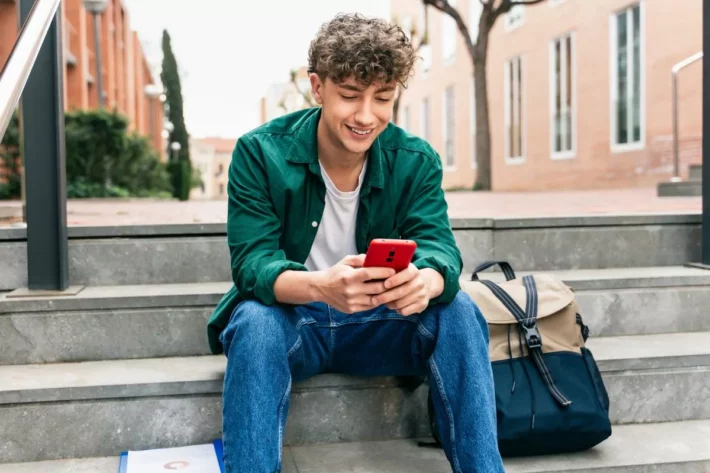 Os alunos podem receber R$ 1.000,00 para cada ano conclu&iacute;do no ensino m&eacute;dio. (Foto: Adobe Stock)