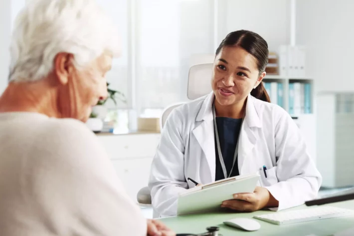 Mesmo com renda m&eacute;dia muito acima da m&eacute;dia nacional, m&eacute;dicos enfrentam endividamento crescente no Brasil. Forma&ccedil;&atilde;o cara, mercado competitivo e falta de planejamento explicam o paradoxo financeiro. (Imagem: Adobe Stock) 