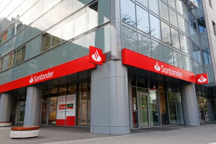 Santander (SANB11) reporta lucro abaixo do esperado no 1T26, com queda no ROE e aumento da inadimpl&ecirc;ncia. Citi e Safra avaliam impacto negativo nas a&ccedil;&otilde;es. (Imagem: Adobe Stock) 