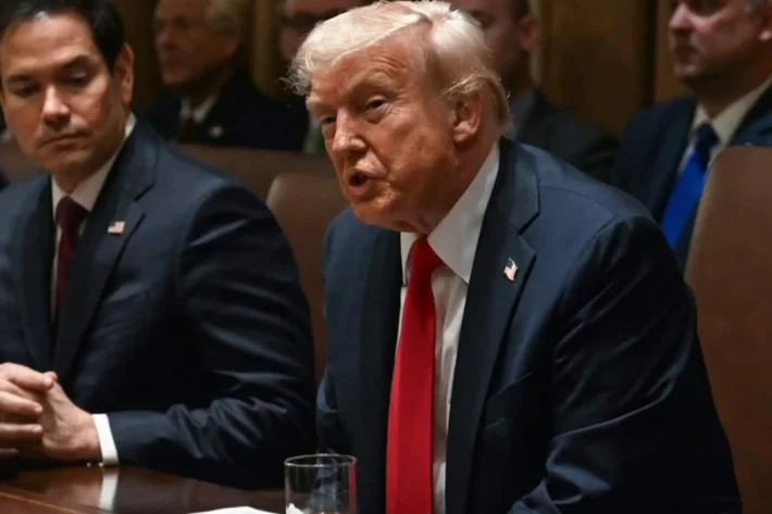 Prazo de Trump para reabertura de Ormuz eleva tens&atilde;o, sustenta commodity e pressiona ativos. (Lisa Cook - Adobe Stock) 