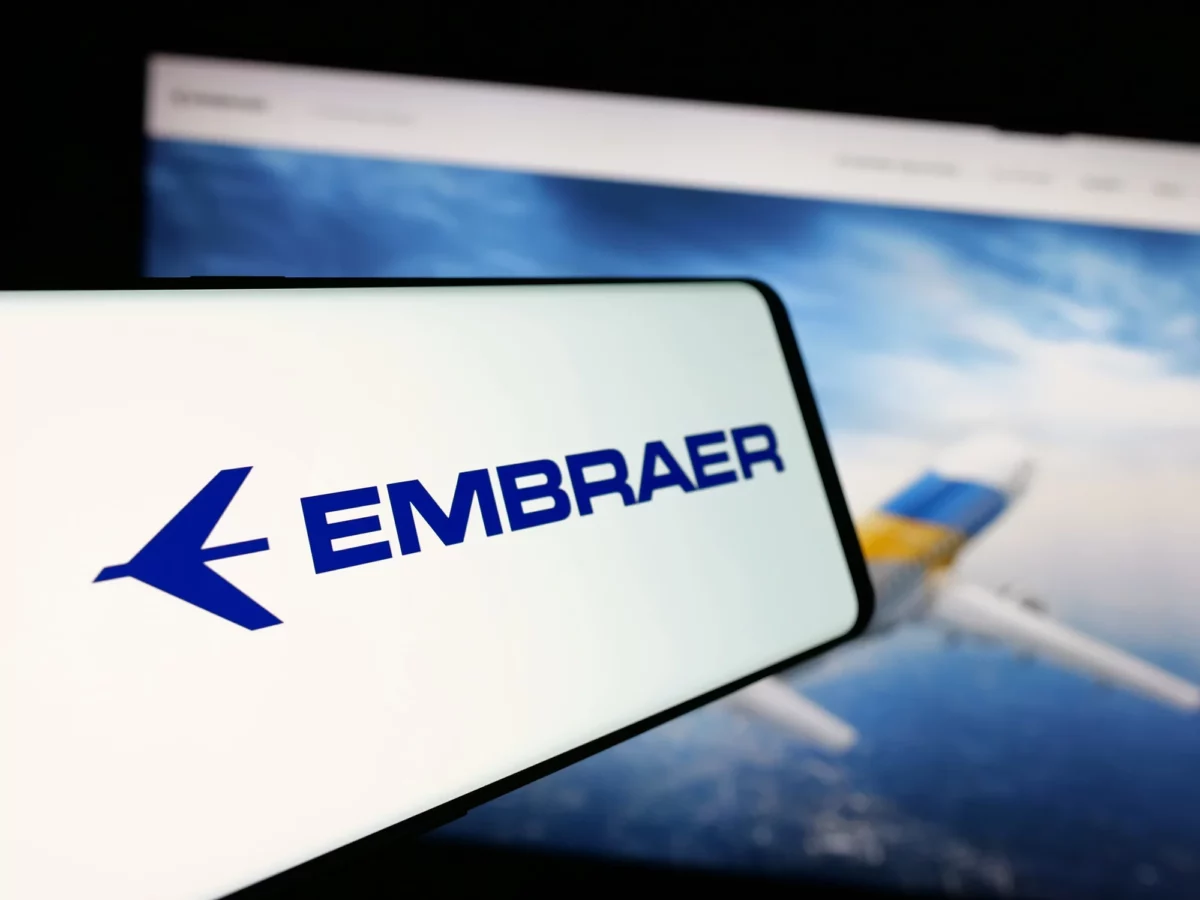 Defesa impulsiona receita recorde da Embraer, mas lucro no 1T26 cai mais de 50%