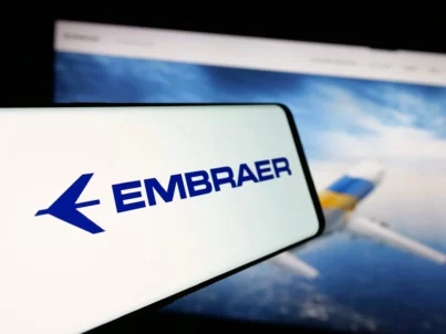 Embraer (EMBR3) no 1T26: Defesa impulsiona receita recorde, mas lucro cai mais de 50%