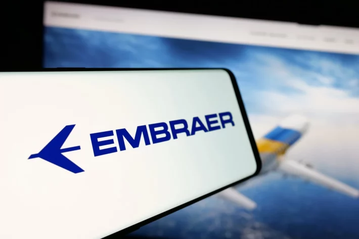 Embraer (EMBR3) lucra R$ 145 milh&otilde;es no 1T26, com receita recorde e avan&ccedil;o operacional (Foto: Adobe Stock)