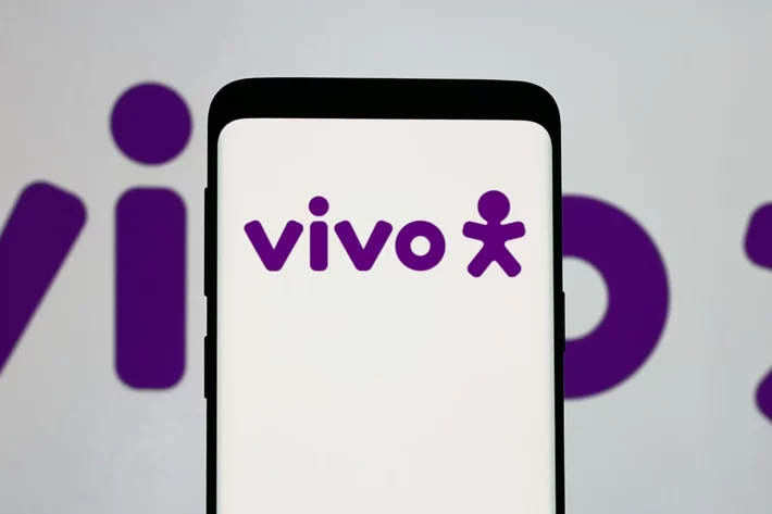 A&ccedil;&otilde;es da Vivo (VIVT3) caem ap&oacute;s balan&ccedil;o do 1T26. Telef&ocirc;nica Brasil mostrou crescimento em p&oacute;s-pago e fibra, mas lucro abaixo do esperado e inadimpl&ecirc;ncia preocupam analistas. (Imagem: Adobe Stock) 
