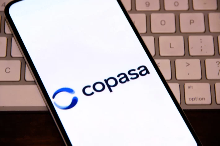 As a&ccedil;&otilde;es da Copasa (CSMG3) despencam ap&oacute;s o governo de Minas Gerais rever a privatiza&ccedil;&atilde;o da companhia. Entenda o que mudou no processo e por que o mercado reagiu mal. (Imagem: Adobe Stock) 