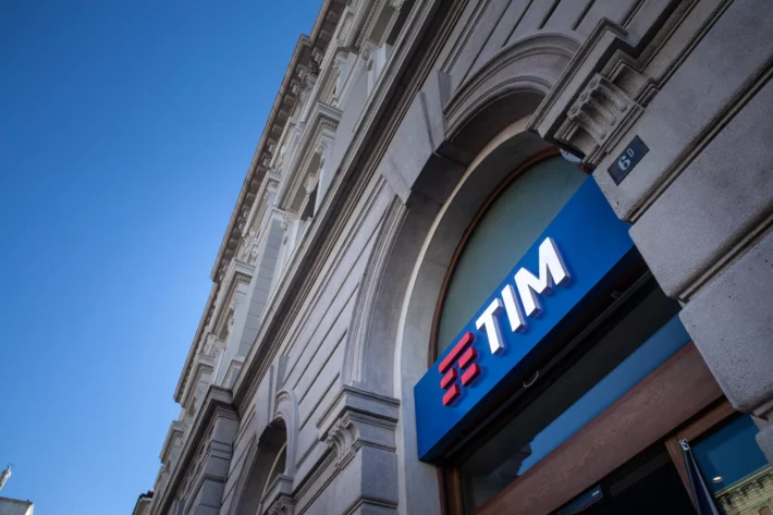 TIM (TIMS3) registrou crescimento na receita com servi&ccedil;os m&oacute;veis no primeiro trimestre de 2026, sustentada pela expans&atilde;o da base p&oacute;s-paga e investimentos cont&iacute;nuos em infraestrutura. (Imagem: Adobe Stock)