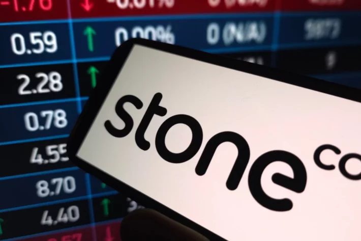 StoneCo (STOC31) registrou lucro de R$ 549,1 milh&otilde;es no 1T26, alta de 3,5% na compara&ccedil;&atilde;o anual. (Imagem: Adobe Stock)