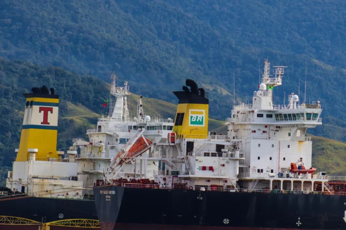A&ccedil;&otilde;es da Petrobras caem mais de 3% com recuo do petr&oacute;leo ap&oacute;s sinais de acordo entre EUA e Ir&atilde; e limitam alta do Ibovespa, apesar do bom humor global. (Imagem: Adobe Stock) 