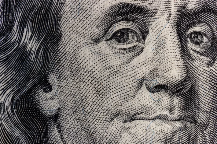O d&oacute;lar sobe nesta sexta-feira (15) e volta a operar acima dos R$ 5, pressionado pela alta do petr&oacute;leo, temor de juros mais altos nos EUA e ru&iacute;dos pol&iacute;ticos no Brasil. (Imagem: Adobe Stock)