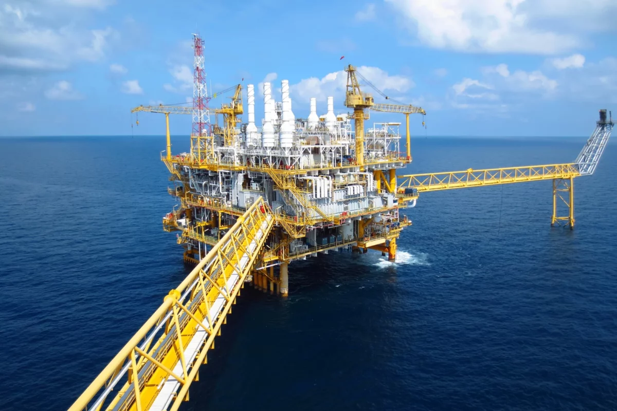 Petróleo hoje sobe acima de US$ 107 após Trump chamar proposta do Irã de “lixo”; Petrobras (PETR4) cai na Bolsa