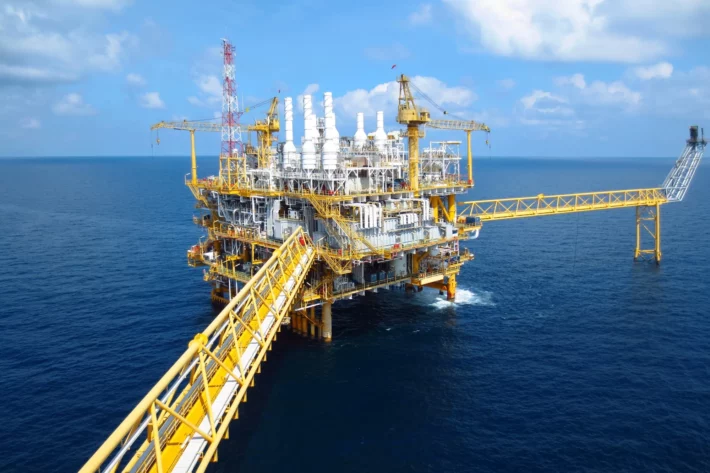 Petr&oacute;leo hoje recua ap&oacute;s not&iacute;cia de que os EUA aceitaram suspender temporariamente san&ccedil;&otilde;es ao Ir&atilde; durante negocia&ccedil;&otilde;es. Brent segue acima de US$ 108 e mercado monitora Ormuz e estoques globais. (Imagem: Adobe Stock) 