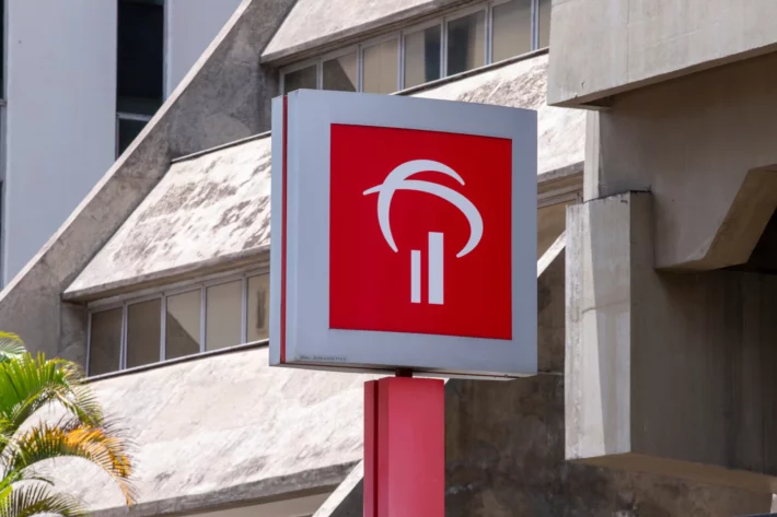 Bradesco (BBDC4) registra crescimento na margem financeira e alcan&ccedil;a ROAE de 15,8% no primeiro trimestre de 2026, sinalizando evolu&ccedil;&atilde;o na gest&atilde;o de risco e carteira de cr&eacute;dito. (Imagem: Adobe Stock)