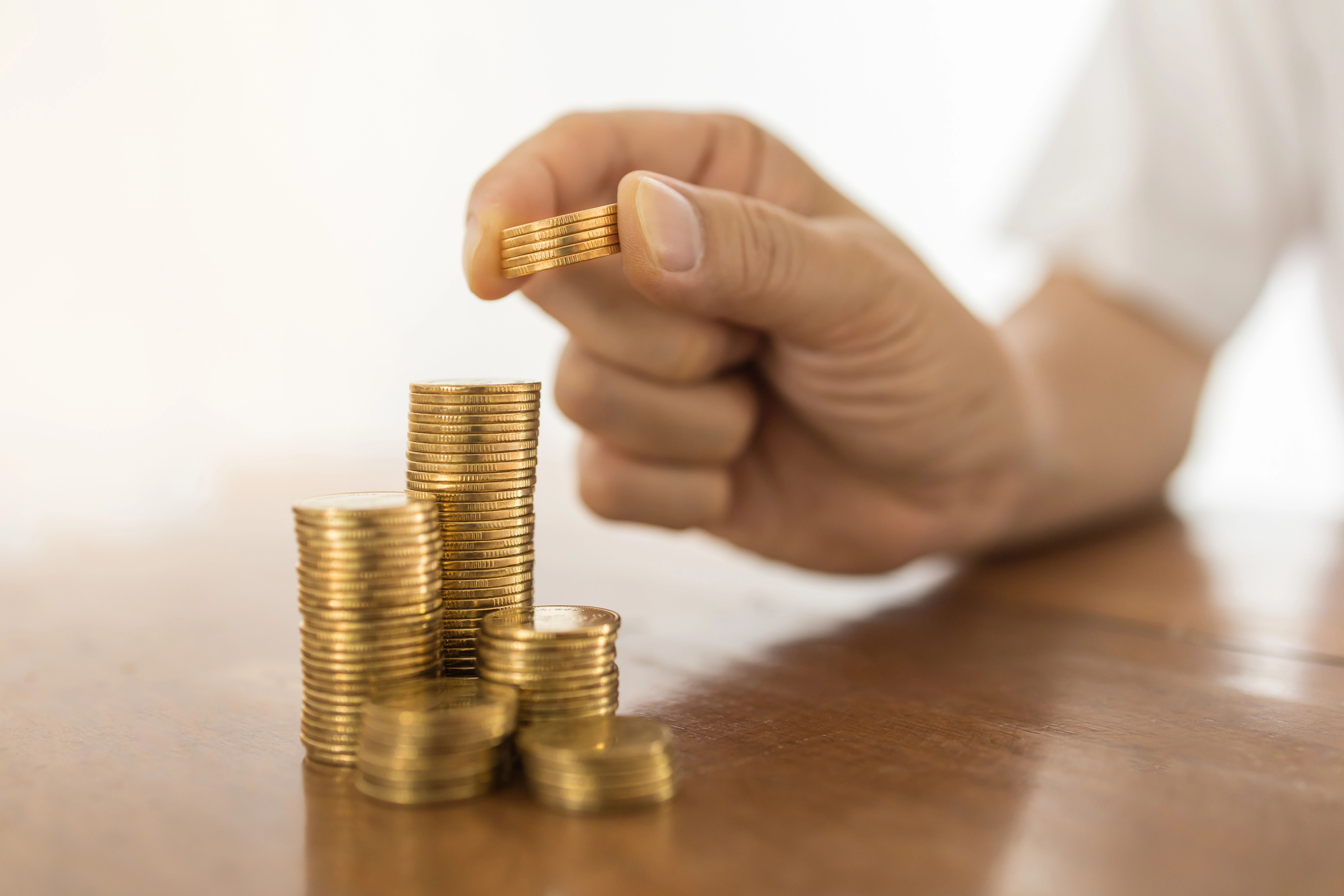 Vale esperar o dólar cair? Conheça a estratégia que reduz riscos em tempos de guerra