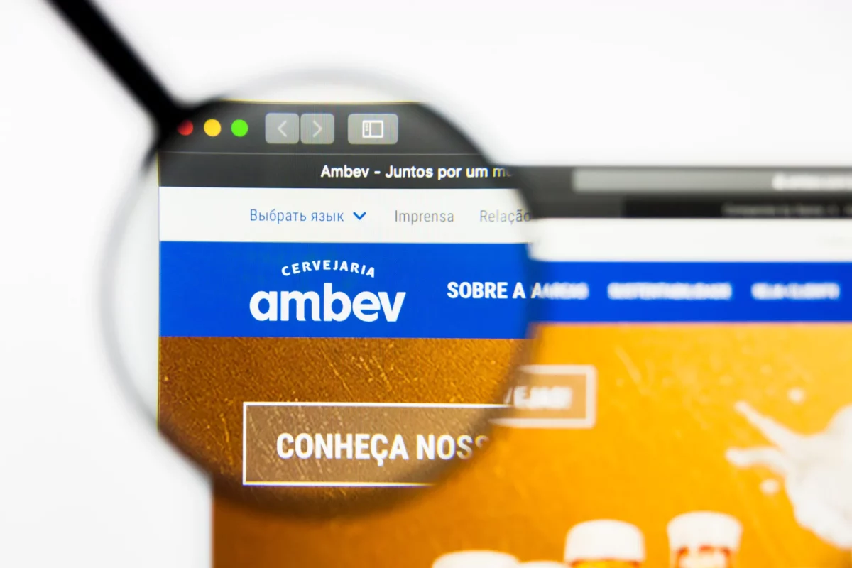 BTG vê melhora no portfólio e eleva recomendação da Ambev: 'Concorrência não consegue igualar'