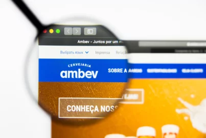 BTG vê melhora no portfólio e eleva recomendação da Ambev (ABEV3): “Concorrência não consegue igualar”