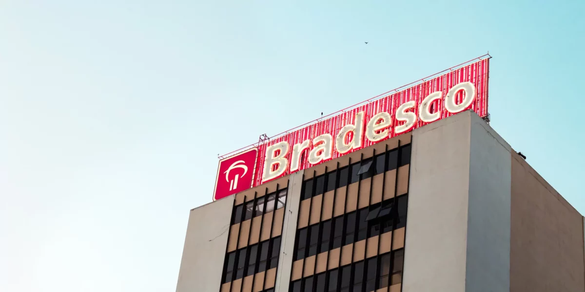 Bradsaúde (SAUD3) estreia ticker na B3 em alta; Safra prevê desempenho positivo das ações
