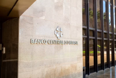 A Selic cai, o risco sobe: o paradoxo do ciclo de cortes do Copom