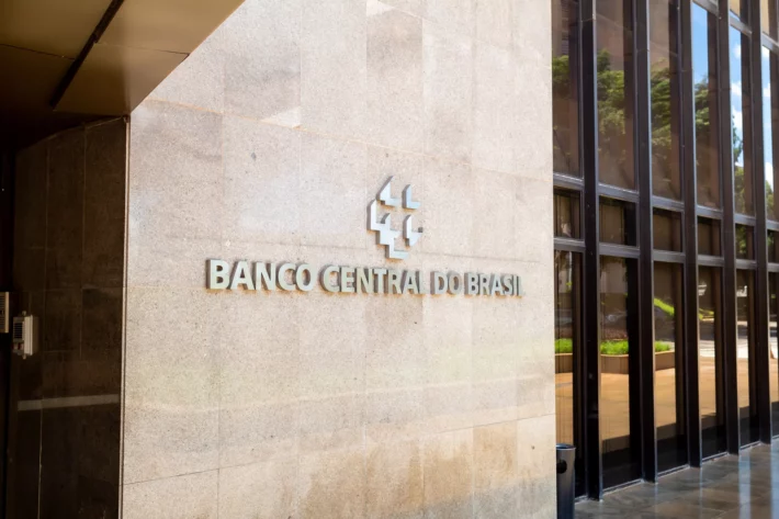 O corte da Selic n&atilde;o foi suficiente para aliviar a percep&ccedil;&atilde;o de risco no Brasil. Curva longa abriu, capital estrangeiro desacelerou e investidores passaram a cobrar pr&ecirc;mio maior diante de incertezas fiscais, infla&ccedil;&atilde;o e cen&aacute;rio global. (Imagem: Adobe Stock) 