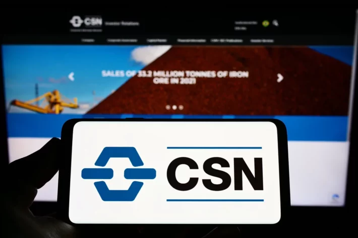 A Moody's rebaixou a nota de cr&eacute;dito da CSN (CSNA3) para Caa1, indicando risco substancial para a companhia. (Imagem: Adobe Stock)