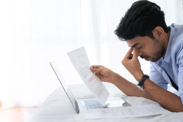 Brasileiros avan&ccedil;am nas d&iacute;vidas &agrave; medida que inadimpl&ecirc;ncia segue em deteriora&ccedil;&atilde;o expressiva. (Imagem: Adobe Stock)