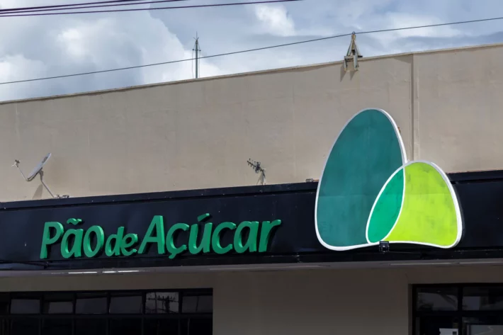 As a&ccedil;&otilde;es do GPA (PCAR3) repercutem decis&atilde;o do Casino de vender sua participa&ccedil;&atilde;o diretamente no mercado. Entenda o impacto para a companhia e a disputa bilion&aacute;ria envolvendo a varejista. (Imagem: Adobe Stock) 
