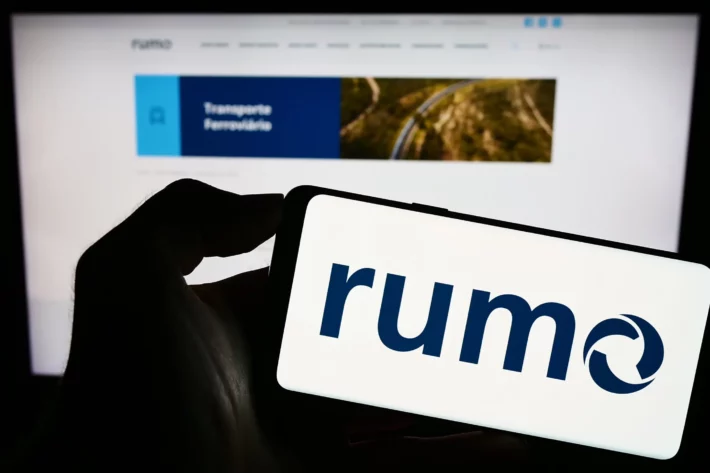 Queda na demanda log&iacute;stica e proje&ccedil;&otilde;es menores para as safras de milho e soja impactam as perspectivas para a Rumo (RAIL3). (Imagem: Adobe Stock)