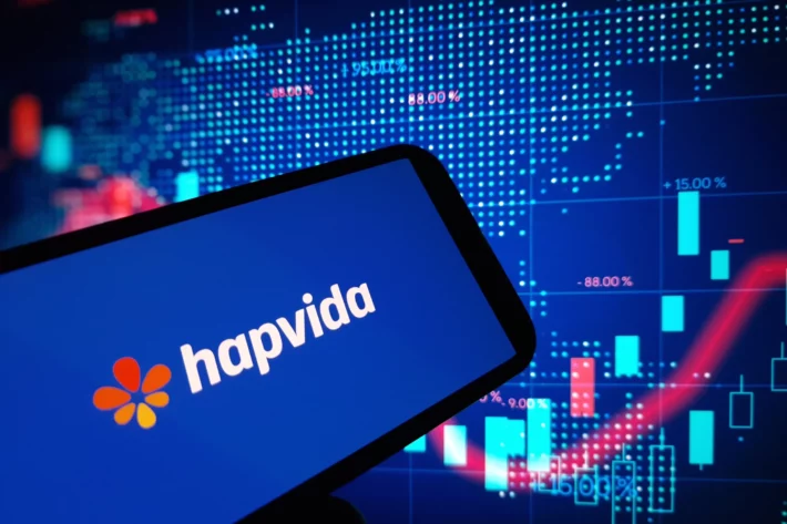 Hapvida (HAPV3) fechou o primeiro trimestre de 2026 com lucro l&iacute;quido ajustado de R$ 244 milh&otilde;es e uma base de 8,7 milh&otilde;es de benefici&aacute;rios em planos de sa&uacute;de. (Imagem: Adobe Stock)