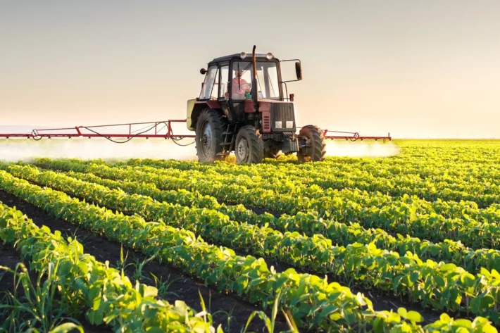A Fertilizantes Heringer (FHER3) reportou lucro l&iacute;quido de R$ 14,6 milh&otilde;es no primeiro trimestre de 2026, impactado pela queda de 43,6% no volume de entregas. (Imagem: Dusan Kostic em Adobe Stock)