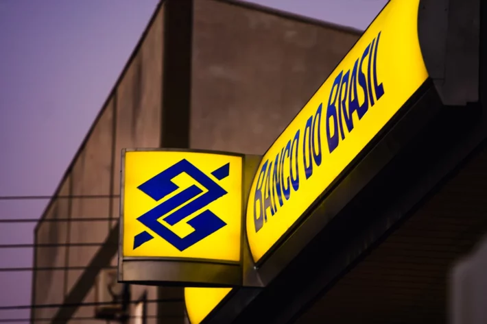 O Banco do Brasil (BBAS3) encerrou o 1T26 com lucro l&iacute;quido ajustado de R$ 3,4 bilh&otilde;es. (Imagem: Adobe Stock)