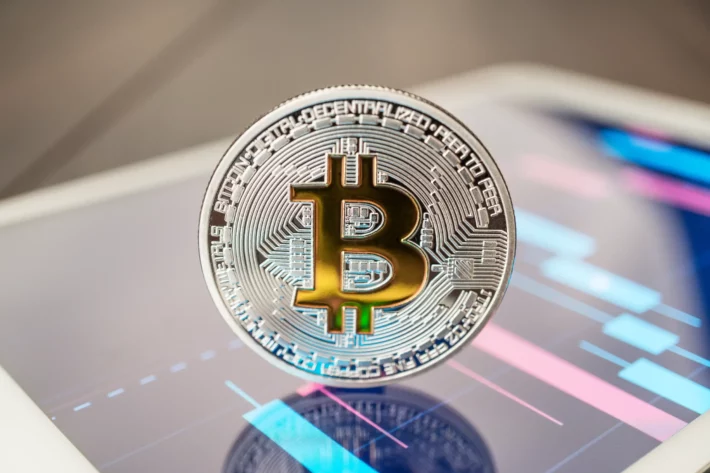 Sinais de uma poss&iacute;vel negocia&ccedil;&atilde;o entre EUA e Ir&atilde; aliviam os mercados e ajudam na recupera&ccedil;&atilde;o do bitcoin. (Imagem: Adobe Stock)