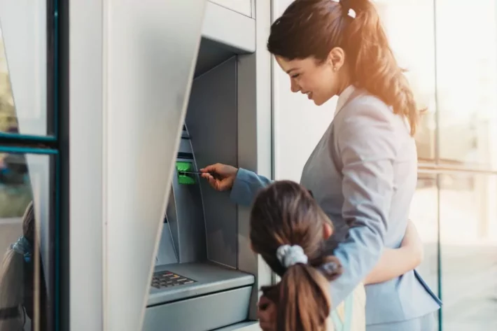 O NIS pode ser consultado no cart&atilde;o do programa. (Foto: Adobe Stock)