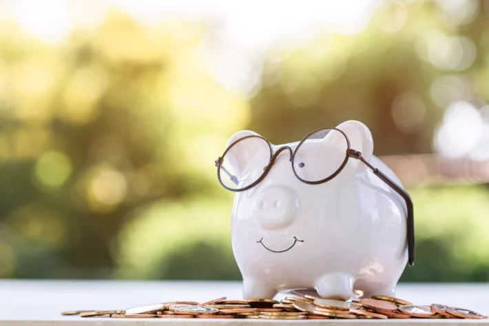 Economizar nas pequenas coisas e gastar pesado nas grandes. (Foto: Adobe Stock)