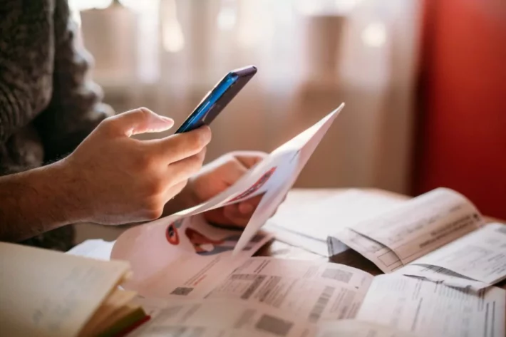 As institui&ccedil;&otilde;es participantes do programa devem investir em a&ccedil;&otilde;es de educa&ccedil;&atilde;o financeira. (Foto: Adobe Stock)