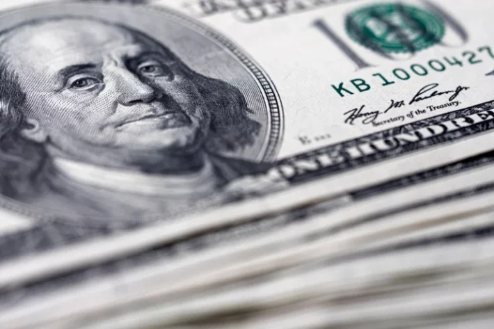 Abertura de mercado: o d&oacute;lar amplia a alta