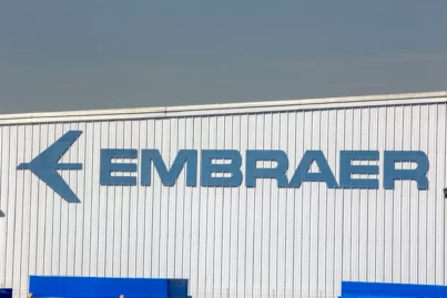 Embraer (EMBJ3) abre “janela rara” na Bolsa e banco vê 45% de alta