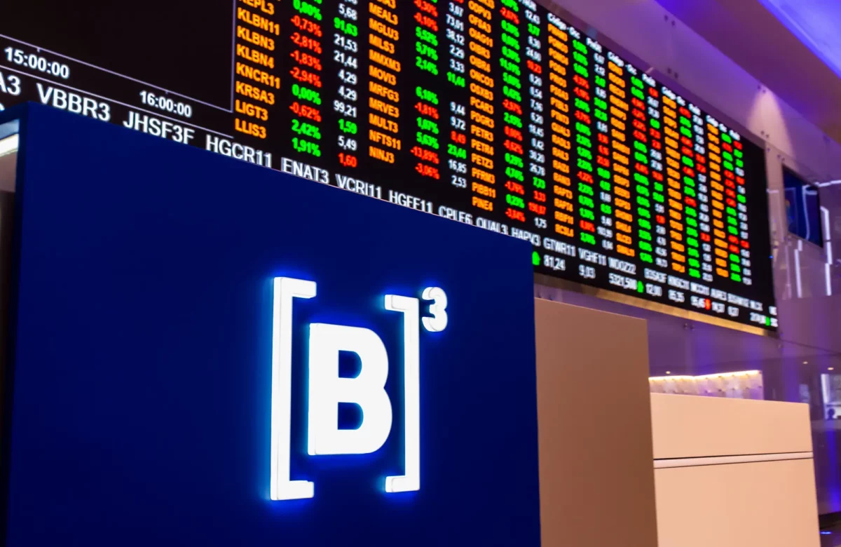Ibovespa hoje: pesquisa aponta enfraquecimento de Flávio Bolsonaro e Trump adia ataque ao Irã; petróleo volta a cair