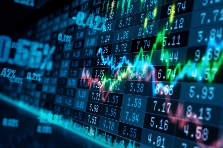 Ibovespa recua ap&oacute;s IPCA e alta do petr&oacute;leo reacenderem temores de infla&ccedil;&atilde;o persistente. Juros futuros sobem, d&oacute;lar avan&ccedil;a e mercado reduz apostas em cortes da Selic. (Imagem: Adobe Stock) 