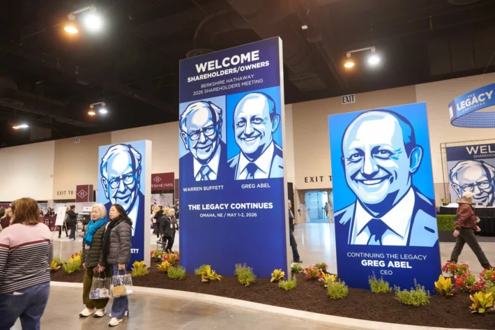 Placas com imagens do ex-CEO da Berkshire Hathaway Warren Buffett e do CEO da companhia, Greg Abel, dentro do centro de conven&ccedil;&otilde;es durante um dia de compras para acionistas antes da reuni&atilde;o anual da Berkshire Hathaway, em Omaha, Nebraska, EUA, na sexta-feira, 1&ordm; de maio de 2026. Greg Abel prometeu seguir a abordagem de Buffett para investimentos e gest&atilde;o de riscos &mdash; a reuni&atilde;o de s&aacute;bado foi marcada pelo slogan &ldquo;O legado continua&rdquo;. | Dan Brouillette/Bloomberg via Getty Images. 