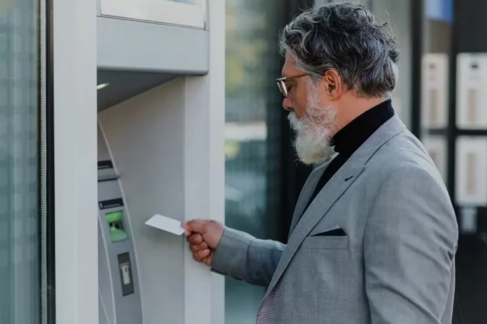 Mais de 35 milh&otilde;es de benef&iacute;cios ser&atilde;o pagos na segunda parcela do abono anual. (Foto: Adobe Stock)