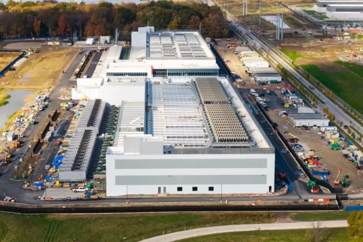 Ascenty investe US$ 1,2 bilh&atilde;o em infraestrutura para abrigar a infraestrutura de intelig&ecirc;ncia artificial mais avan&ccedil;ada da Am&eacute;rica Latina. (Imagem: Snehit Photo em Adobe Stock)