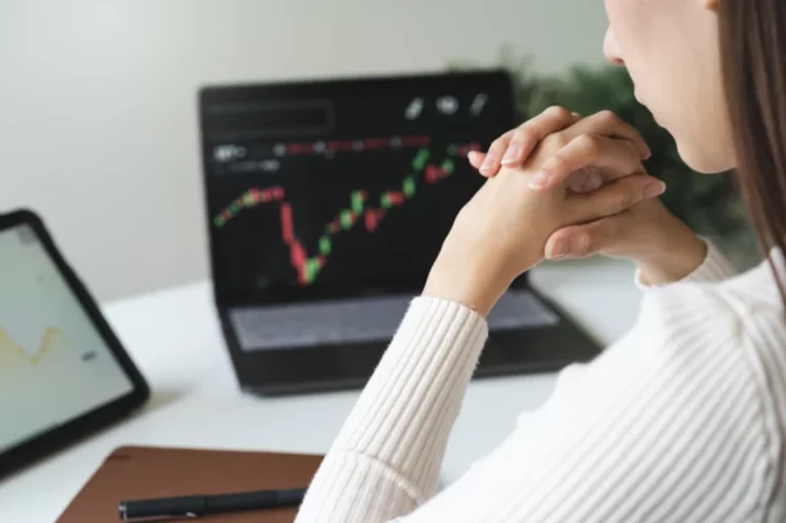 Colunista do E-Investidor Luciana Seabra mostra o poder do rebalanceamento da carteira de investimentos: comprar na baixa e vender na alta. (Foto: Adobe Stock)