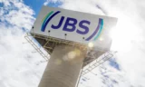 JBS reporta lucro líquido de US$ 221 milhões no primeiro trimestre de 2026, queda de 56%. (Imagem: Adobe Stock)