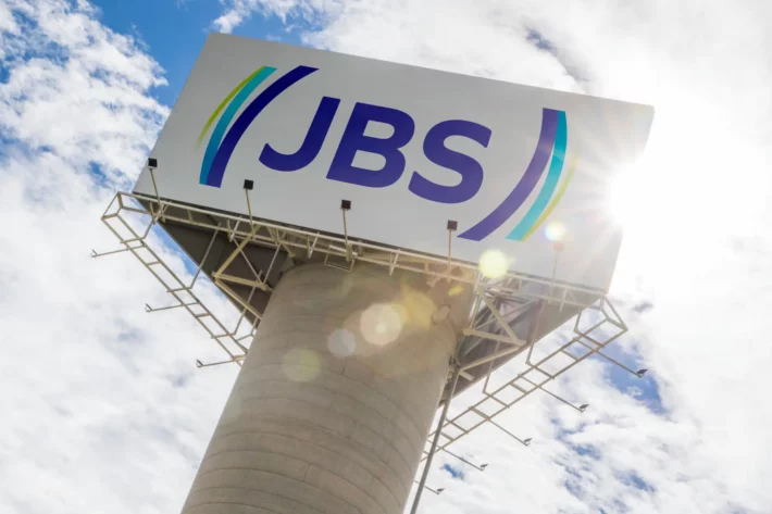 JBS reporta lucro l&iacute;quido de US$ 221 milh&otilde;es no primeiro trimestre de 2026, queda de 56%. (Imagem: Adobe Stock)