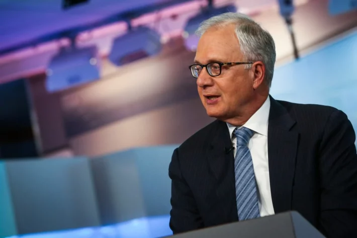 Ed Yardeni, fundador da Yardeni Research Inc., durante entrevista &agrave; Bloomberg Television em Nova York, Estados Unidos, em agosto de 2017; guru mais otimista de Wall Street aposta no S&P em 10 mil pontos em 2029. (Imagem: Christopher Goodney/Bloomberg via Getty Images)