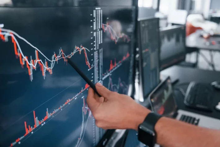 Mais do que escolher bons investimentos, a prote&ccedil;&atilde;o patrimonial passa por disciplina, diversifica&ccedil;&atilde;o e controle emocional. (Imagem: Adobe Stock)