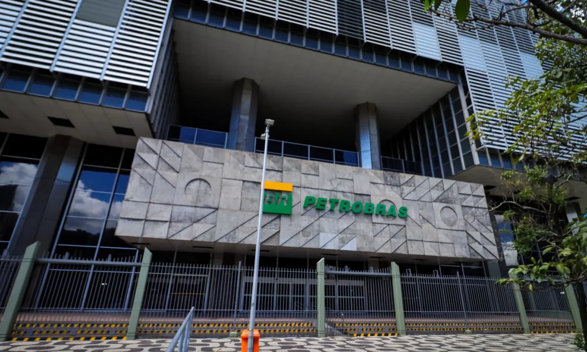 Petrobras (PETR3; PETR4) cai para menor valor de mercado desde 11 de março e busca recuperação