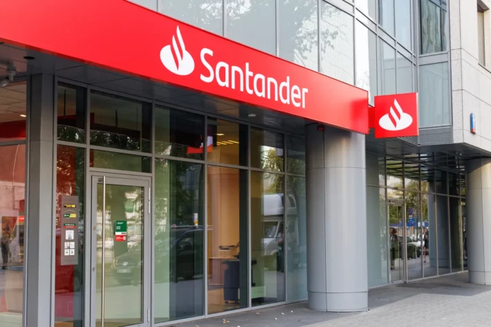 O Santander revisou suas estrat&eacute;gias para o m&ecirc;s de maio, priorizando ativos defensivos e oportunidades p&oacute;s-privatiza&ccedil;&atilde;o nos setores de energia e telecomunica&ccedil;&otilde;es. (Imagem: Adobe Stock)