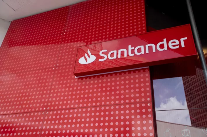 Ag&ecirc;ncia do Santander: benef&iacute;cio vai depender do perfil do cliente e o grau de relacionamento com o banco (Foto: Adobe Stock)
