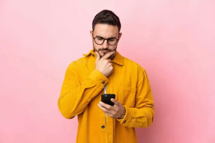 Os interessados podem acompanhar o sorteio por meio das redes sociais da Caixa. (Foto: Adobe Stock)