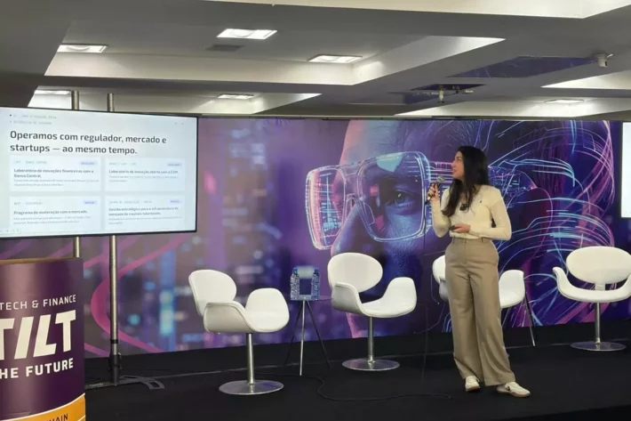 Danielle Teixeira, l&iacute;der de inova&ccedil;&atilde;o aberta da Fenasbac, apresenta painel sobre tecnologia, regula&ccedil;&atilde;o e novos modelos de neg&oacute;cio no S&atilde;o Paulo Inovation Week. | Foto:  Igor Markevich - E-investidor. 